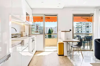 Cuisine ou kitchenette dans l'établissement Lacour - 2 bedroom apartment - Large terrace - 2 min from the Croisette & beaches