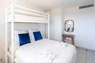 Un ou plusieurs lits dans un hébergement de l'établissement A14 Staywiz us - 2P Vue Mer - 5 min de la Plage - Parking