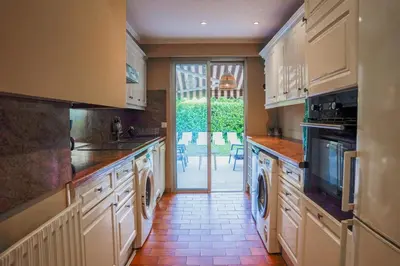 Cuisine ou kitchenette dans l'établissement Luxury setting with private pool