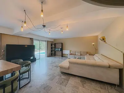 Télévision ou salle de divertissement dans l'établissement Luxury setting with private pool