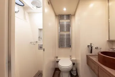 Salle de bains dans l'établissement Yacht Mangusta