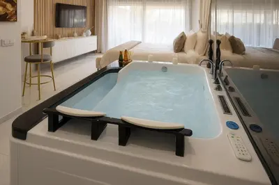 Télévision ou salle de divertissement dans l'établissement California Romantic Suite with Balneo