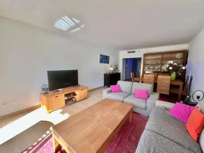 Télévision ou salle de divertissement dans l'établissement June apartment 2 bedrooms with pool