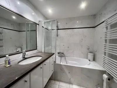 Salle de bains dans l'établissement June apartment 2 bedrooms with pool