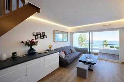 Coin salon dans l'établissement Acquamarina, T2 en Duplex, 4 personnes, AC, Vue Mer & Terrasse