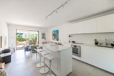 Cuisine ou kitchenette dans l'établissement LE PARADIS avec deux terrasses équipées et piscine