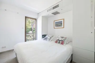 Un ou plusieurs lits dans un hébergement de l'établissement LE PARADIS avec deux terrasses équipées et piscine