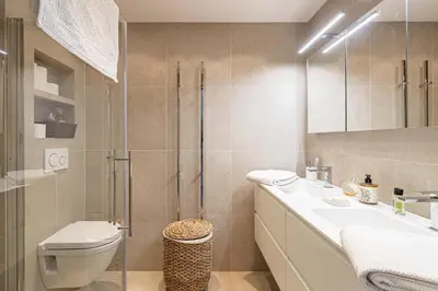 Salle de bains dans l'établissement LE PARADIS avec deux terrasses équipées et piscine