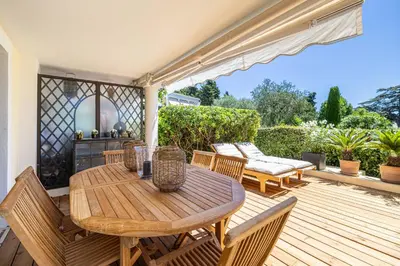 Jardin de l'établissement LE PARADIS avec deux terrasses équipées et piscine