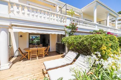Balcon ou terrasse dans l'établissement LE PARADIS avec deux terrasses équipées et piscine