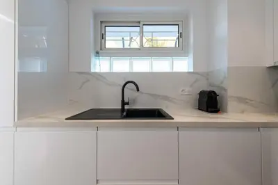 Cuisine ou kitchenette dans l'établissement 3P Vue Mer Résidence avec Piscine Cannes