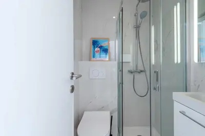 Salle de bains dans l'établissement 3P Vue Mer Résidence avec Piscine Cannes
