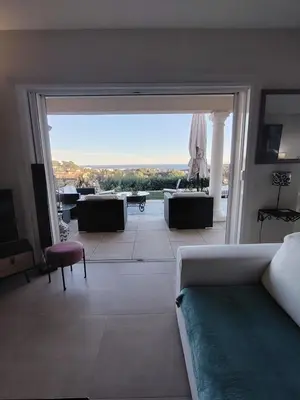 Coin salon dans l'établissement Villa Casa Del Mar Vue mer panoramique, proche de Cannes