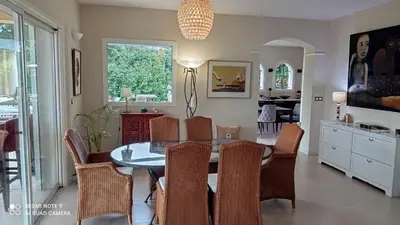 Télévision ou salle de divertissement dans l'établissement Villa Casa Del Mar Vue mer panoramique, proche de Cannes