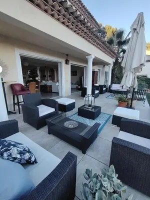 Coin salon dans l'établissement Villa Casa Del Mar Vue mer panoramique, proche de Cannes