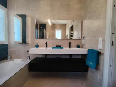 Salle de bains dans l'établissement Villa Casa Del Mar Vue mer panoramique, proche de Cannes
