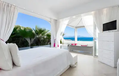 Un ou plusieurs lits dans un hébergement de l'établissement Villa pieds dans l'eau au Cap d'Antibes