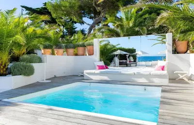 Piscine de l'établissement Villa pieds dans l'eau au Cap d'Antibes ou située à proximité