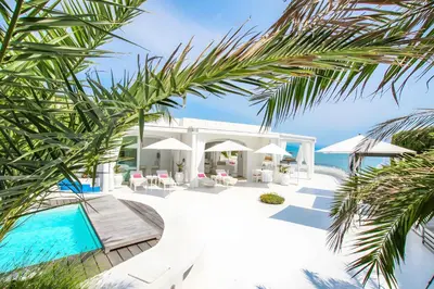 Piscine de l'établissement Villa pieds dans l'eau au Cap d'Antibes ou située à proximité
