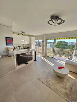 Télévision ou salle de divertissement dans l'établissement 3 pièces lumineux à Cannes
