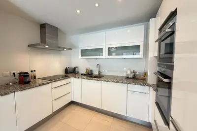 Cuisine ou kitchenette dans l'établissement Superbe appart 4 pers Vue mer & terrasse Parking privé remparts