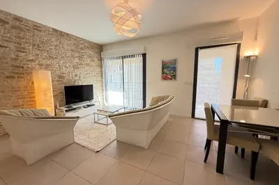 Télévision ou salle de divertissement dans l'établissement Superbe appart 4 pers Vue mer & terrasse Parking privé remparts