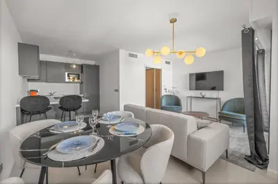 Télévision ou salle de divertissement dans l'établissement Sublime 2BR apartment Carlton Riviera Croisette