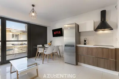 Cuisine ou kitchenette dans l'établissement Azurenting - T2 Front de Mer - Clim - Parking