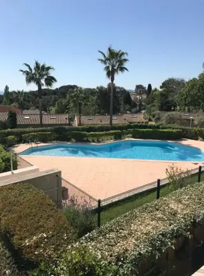 Piscine de l'établissement Chambre d ami chez habitant Villeneuve loubet plage piscine ou située à proximité