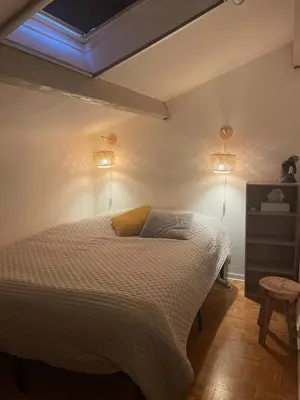 Un ou plusieurs lits dans un hébergement de l'établissement Chambre d ami chez habitant Villeneuve loubet plage piscine