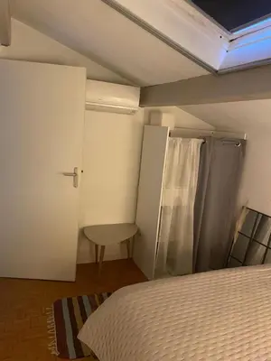 Un ou plusieurs lits dans un hébergement de l'établissement Chambre d ami chez habitant Villeneuve loubet plage piscine