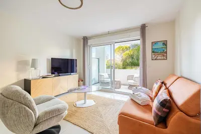 Télévision ou salle de divertissement dans l'établissement Spacious Apartment a c 1BR 4P – With Pool