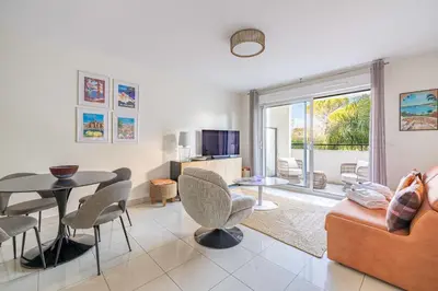 Télévision ou salle de divertissement dans l'établissement Spacious Apartment a c 1BR 4P – With Pool