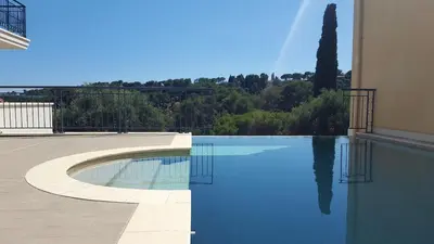 Piscine de l'établissement L agora Beautiful 3p Biot Seaview AC Parking ou située à proximité