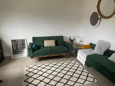 Coin salon dans l'établissement Charming forest and river apartment in Sophia