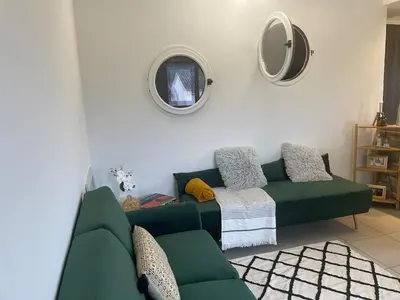 Coin salon dans l'établissement Charming forest and river apartment in Sophia