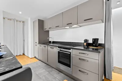 Cuisine ou kitchenette dans l'établissement Luxueux deux pièces - Proche de la mer - FU