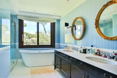 Salle de bains dans l'établissement Villa de Luxe avec Piscine - Cap d'Antibes