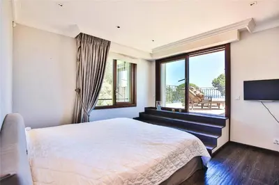 Télévision ou salle de divertissement dans l'établissement Villa de Luxe avec Piscine - Cap d'Antibes