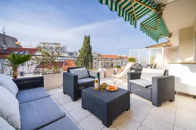 Coin salon dans l'établissement Antibes SkyView - central, cocooning avec terrasse et parking