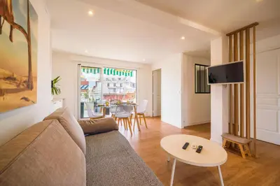 Télévision ou salle de divertissement dans l'établissement Antibes SkyView - central, cocooning avec terrasse et parking