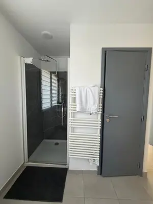 Salle de bains dans l'établissement cdc stables antibes
