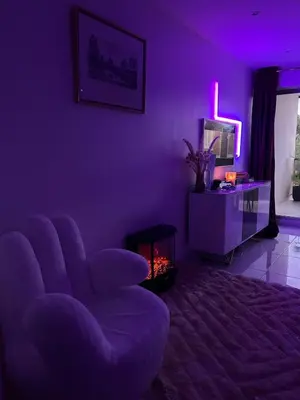 Télévision ou salle de divertissement dans l'établissement Appartement luxe Jaccuzi marbre et terrasse