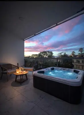 Piscine de l'établissement Appartement luxe Jaccuzi marbre et terrasse ou située à proximité