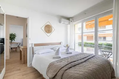 Un ou plusieurs lits dans un hébergement de l'établissement Charming Apartment a c 1BR 4P - Antibes