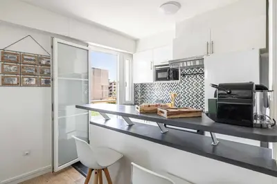 Cuisine ou kitchenette dans l'établissement Charming Apartment a c 1BR 4P - Antibes