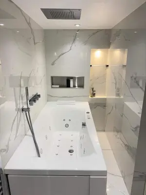Salle de bains dans l'établissement T4 Front de mer Piscine interieure privee Clim