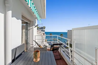 Vue générale sur la mer ou vue sur la mer prise depuis l'appartement