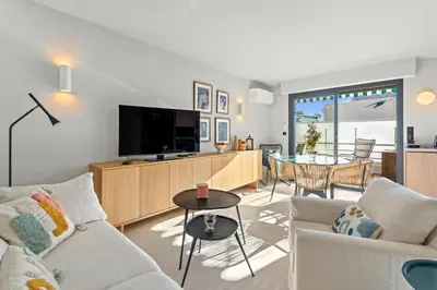 Télévision ou salle de divertissement dans l'établissement REF 2037 - Appartement à Louer Vue Mer