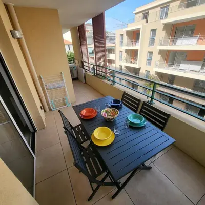 Balcon ou terrasse dans l'établissement Superbe appartement Juan-les-Pins, parking